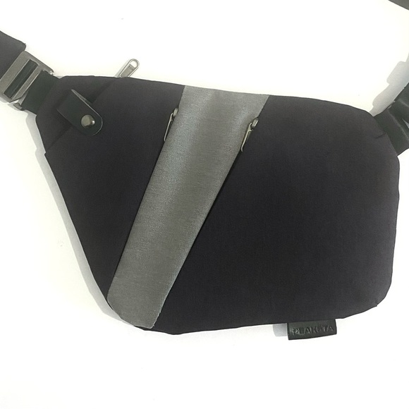 Peaksta Anti Theft Sling Crossbody New NWOT - Picture 10 of 16
